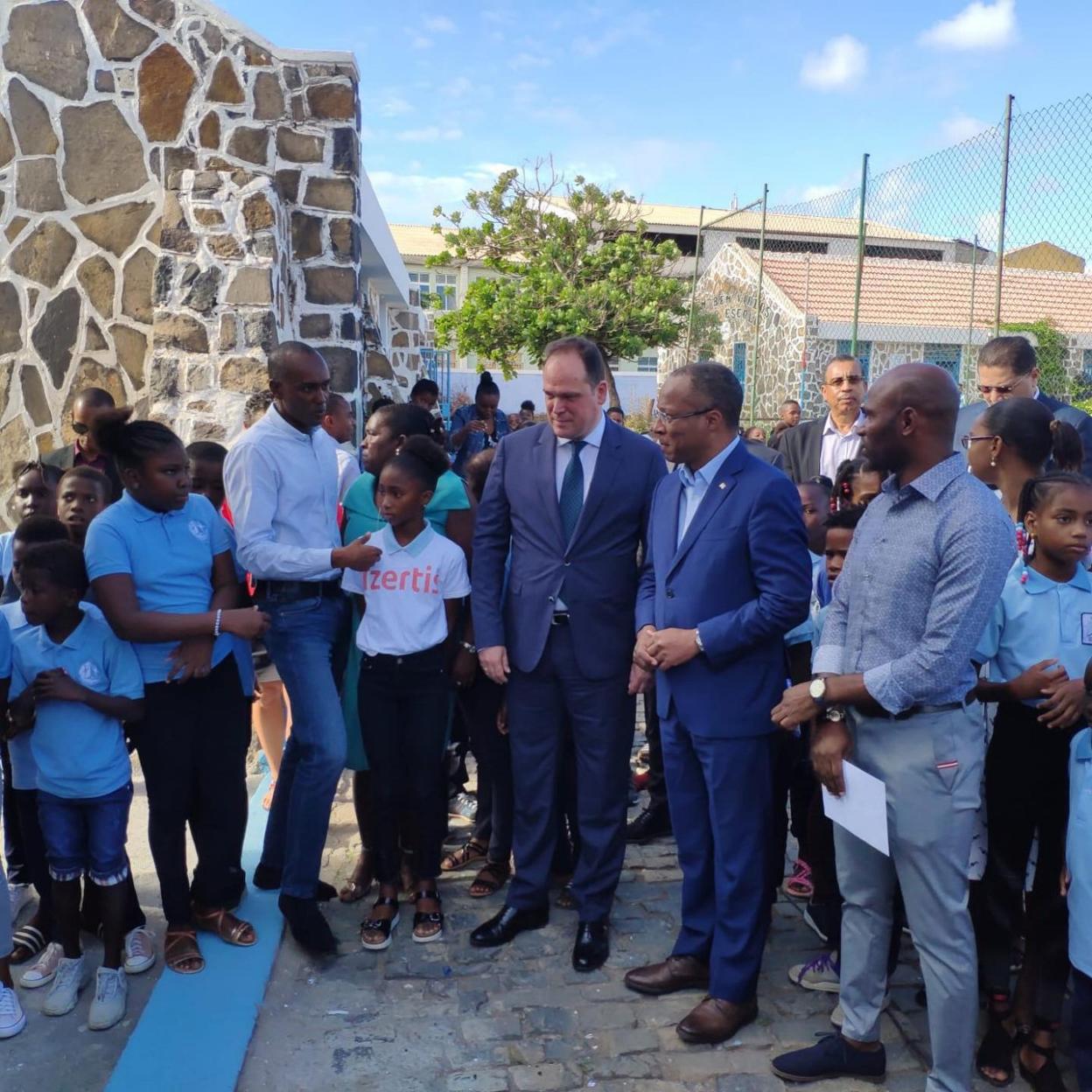 Pablo Martín y el primer ministro de Cabo Verde, en la inauguración del aula Izertis. José Ulisses Correia e Silva ha apoyado los acuerdos con entidades de la tencológica para su crecimiento en la zona. 