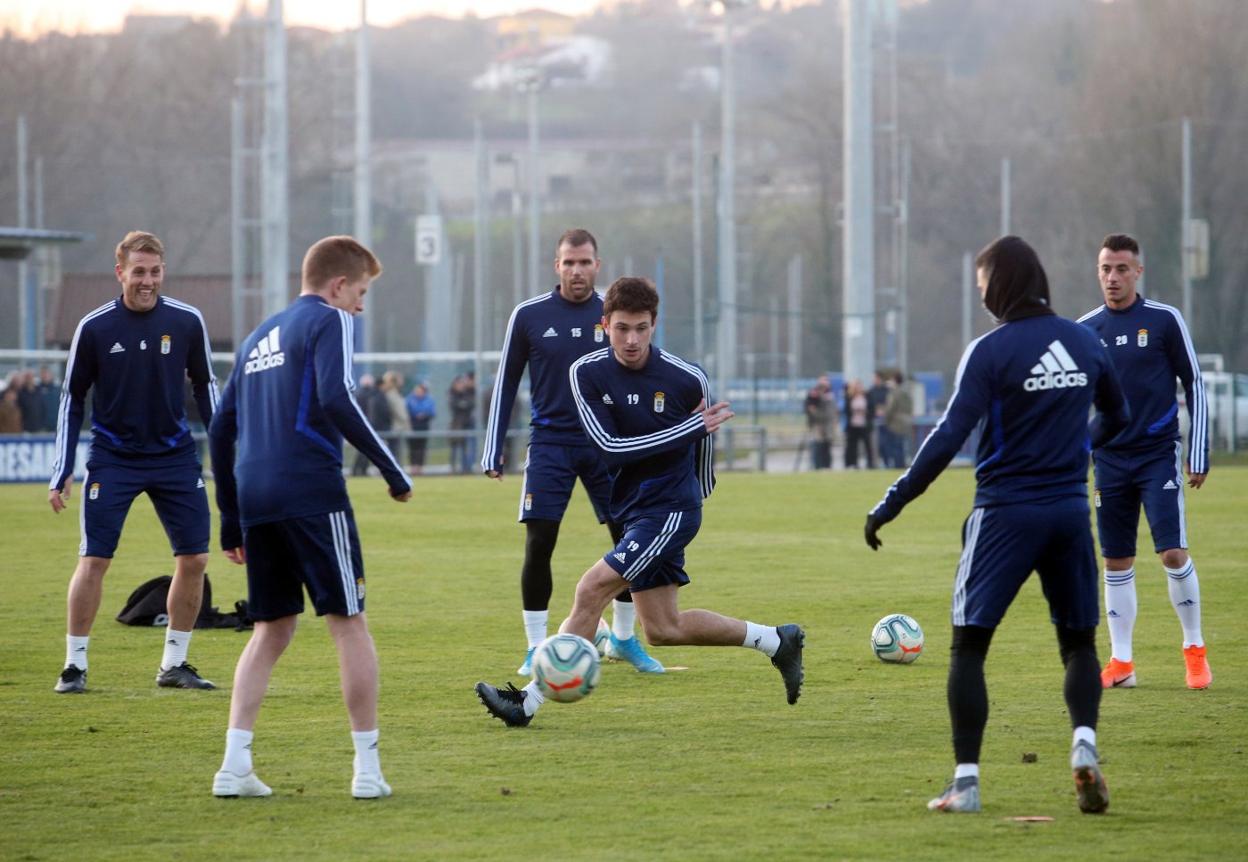 Los jugadores azules, durante el ensayo celebrado ayer en El Requexón.