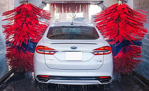 Todo lo que deberías saber antes de llevar tu coche a un túnel de lavado