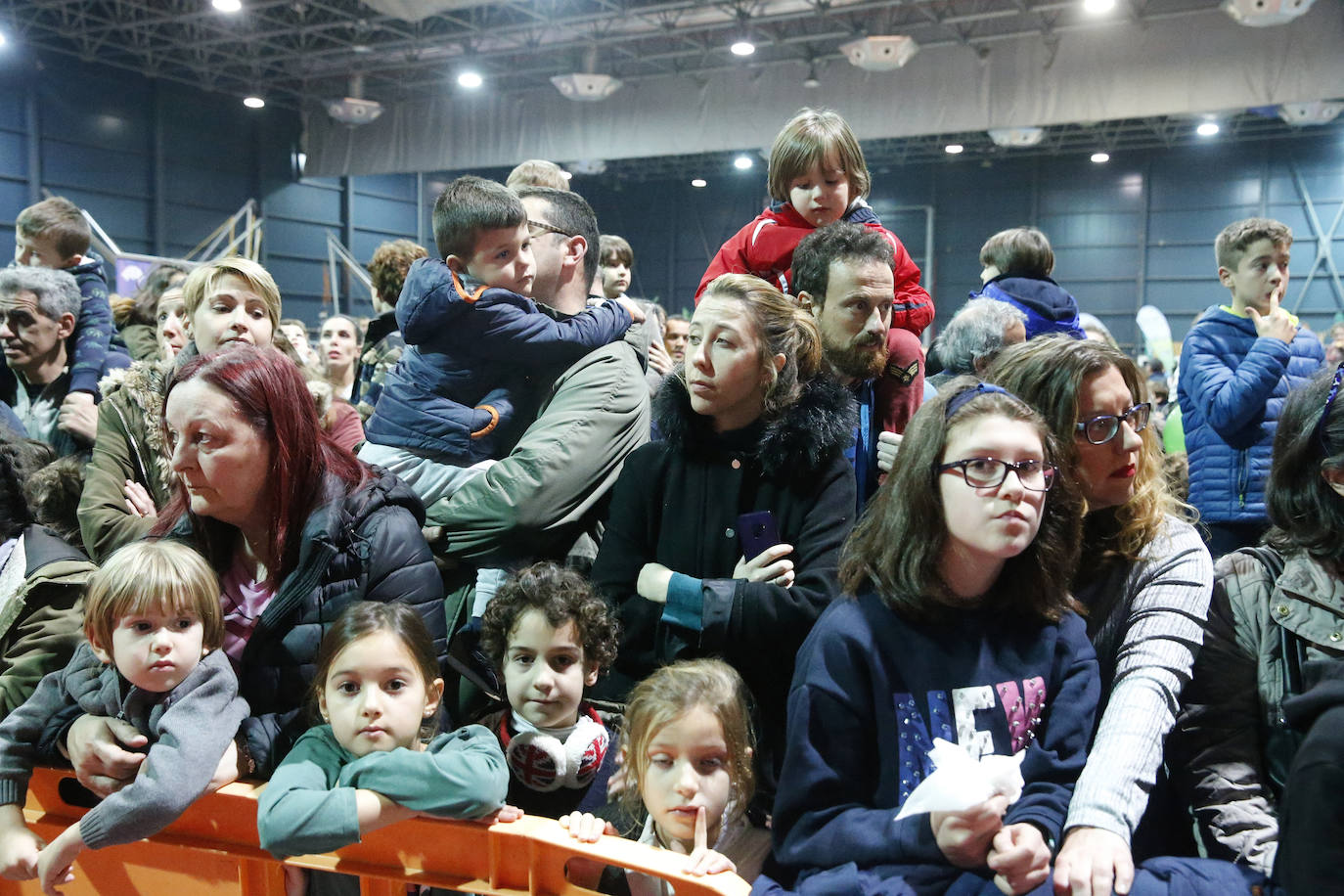 Niños y mayores pudieron disfrutar este viernes de una exhibición de los Bomberos de Gijón en Mercaplana. 