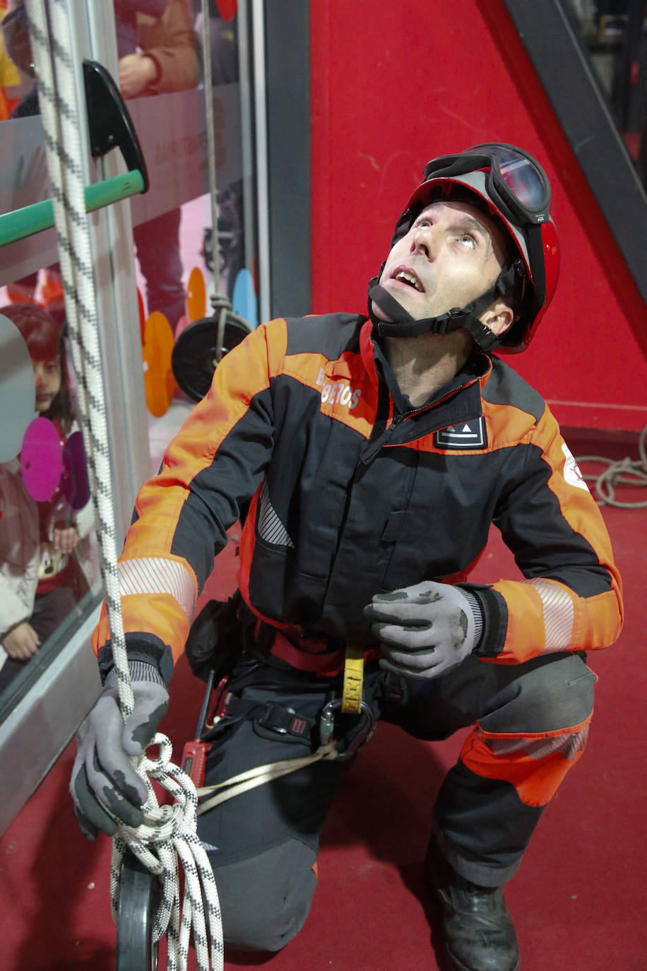 Niños y mayores pudieron disfrutar este viernes de una exhibición de los Bomberos de Gijón en Mercaplana. 