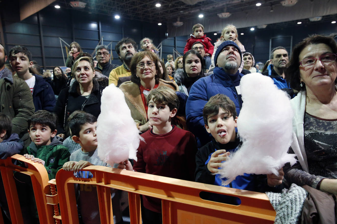 Niños y mayores pudieron disfrutar este viernes de una exhibición de los Bomberos de Gijón en Mercaplana. 