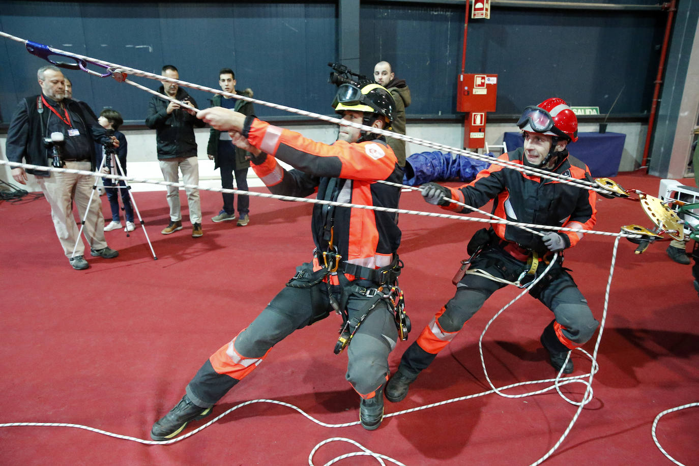 Niños y mayores pudieron disfrutar este viernes de una exhibición de los Bomberos de Gijón en Mercaplana. 