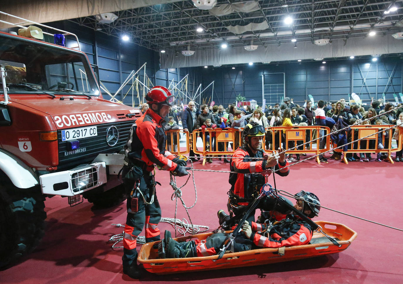 Niños y mayores pudieron disfrutar este viernes de una exhibición de los Bomberos de Gijón en Mercaplana. 