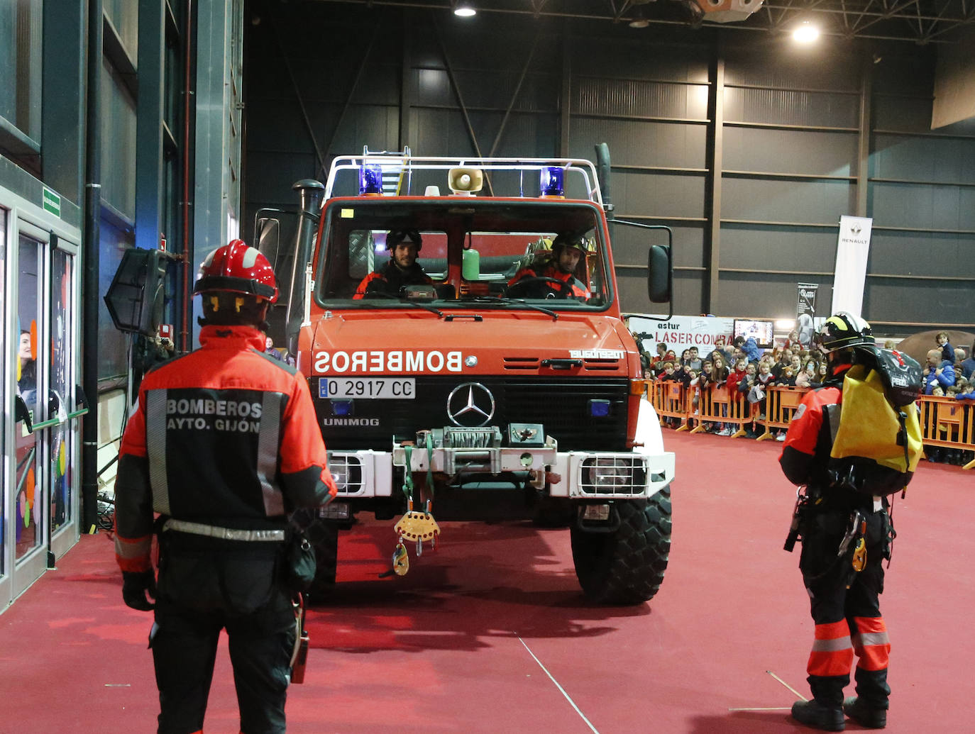 Niños y mayores pudieron disfrutar este viernes de una exhibición de los Bomberos de Gijón en Mercaplana. 