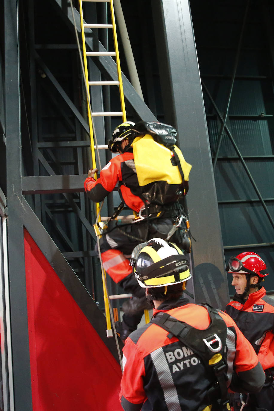 Niños y mayores pudieron disfrutar este viernes de una exhibición de los Bomberos de Gijón en Mercaplana. 