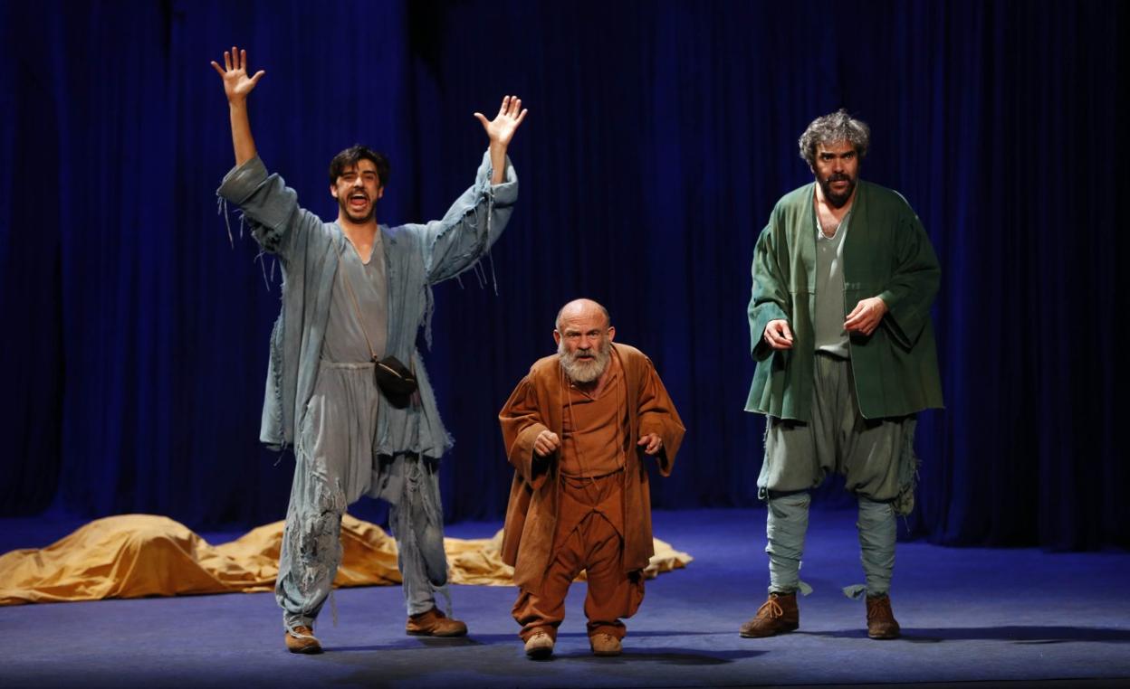 Tres de los intérpretes de 'La Ternura', ayer, sobre las tablas del Teatro Jovellanos. 