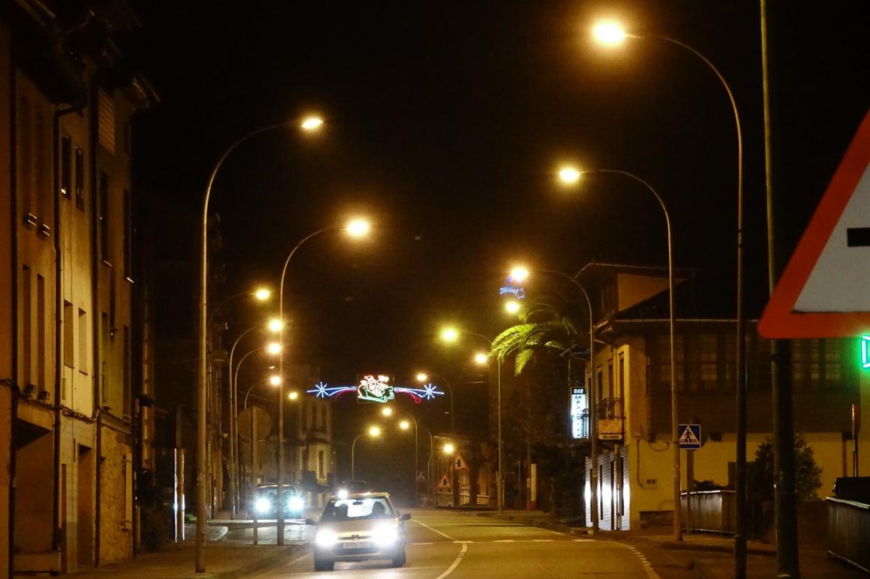 Iluminación actual en la travesía de Villamayor, por donde pasa la N-634. 