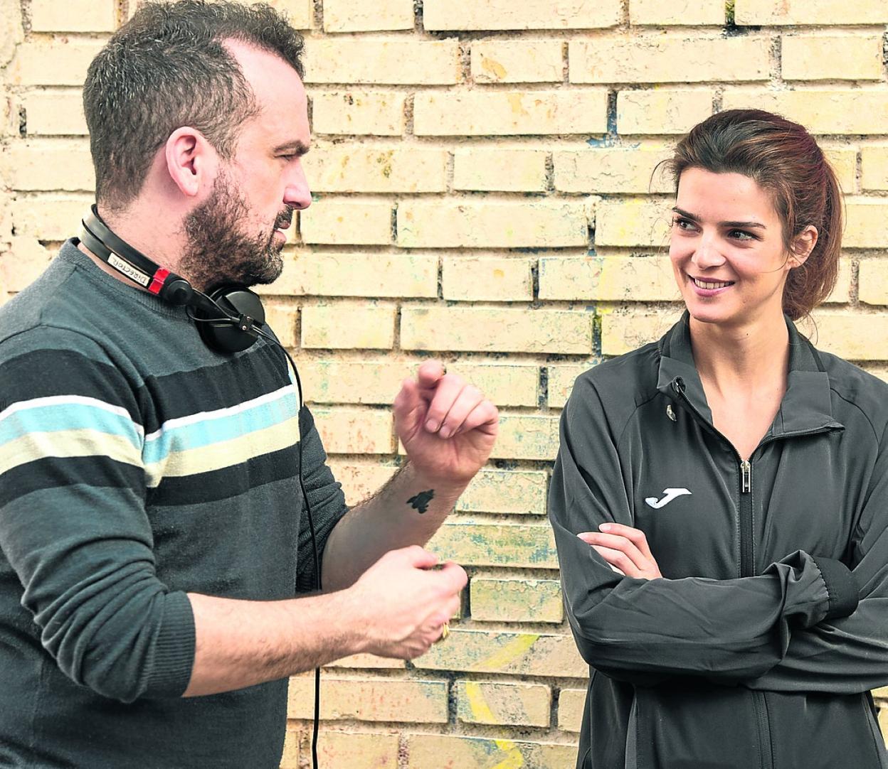 Nacho Vigalondo da instrucciones a Clara Lago en el set de 'El vecino'.