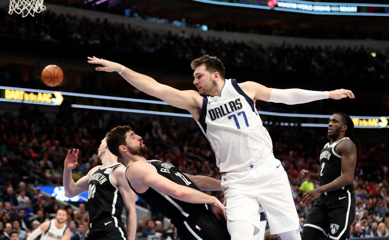 Luka Doncic supera a Joe Harris, de Brooklyn Nets, en el American Airlines Center