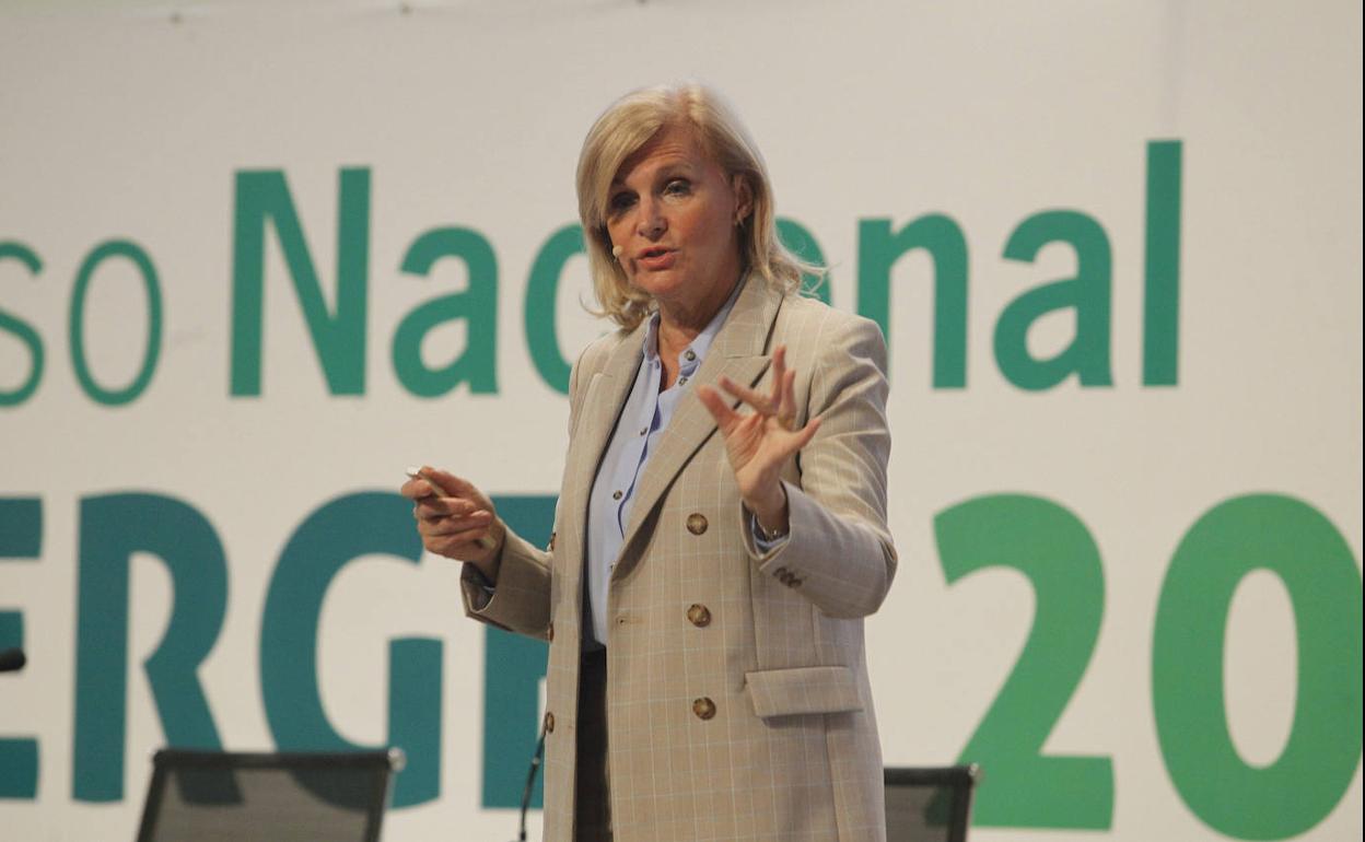 María Neira, durante una ponencia. :: 