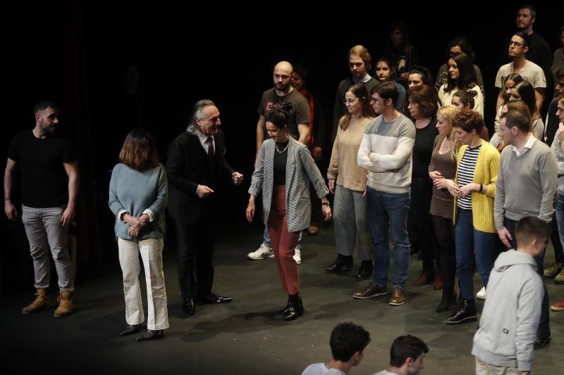 El hipnotista francés Jeff Toussaint despliega en el Teatro Jovellanos sus mejores trucos. Logró el aplauso de los niños y mayores que se dieron cita en el coliseo gijonés. 