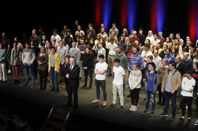 El hipnotista francés Jeff Toussaint despliega en el Teatro Jovellanos sus mejores trucos. Logró el aplauso de los niños y mayores que se dieron cita en el coliseo gijonés. 