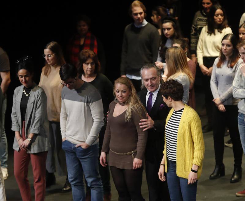 El hipnotista francés Jeff Toussaint despliega en el Teatro Jovellanos sus mejores trucos. Logró el aplauso de los niños y mayores que se dieron cita en el coliseo gijonés. 