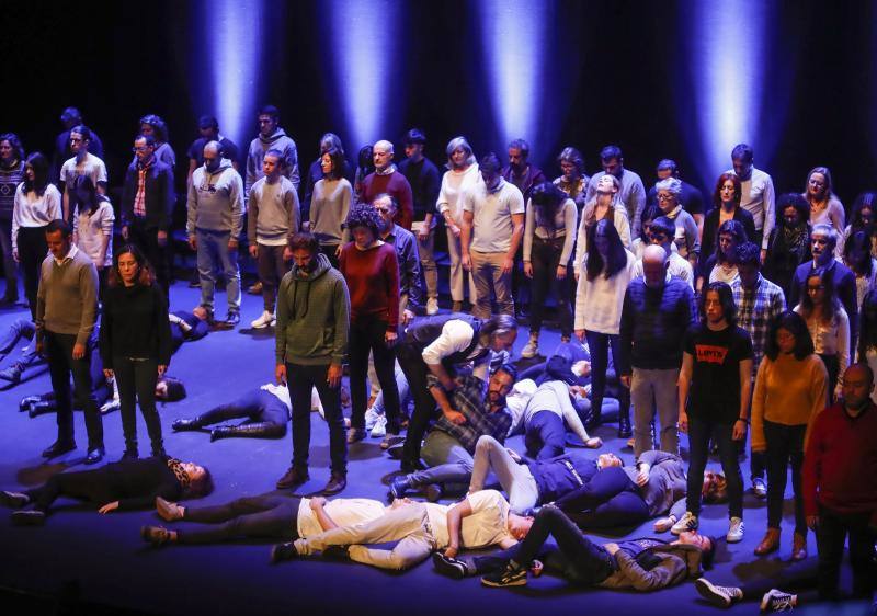 El hipnotista francés Jeff Toussaint despliega en el Teatro Jovellanos sus mejores trucos. Logró el aplauso de los niños y mayores que se dieron cita en el coliseo gijonés. 