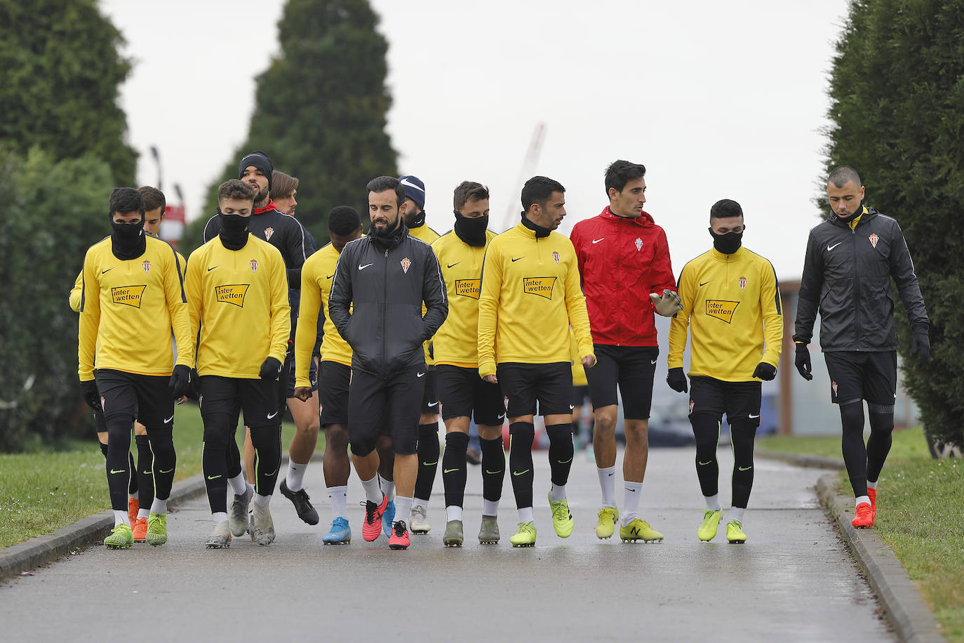 Catorce jugadores en el entrenamiento del Sporting