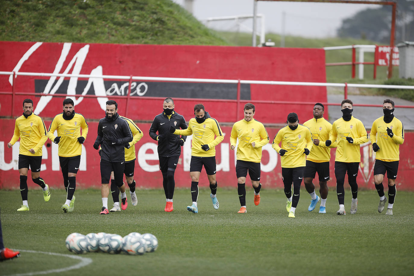 Catorce jugadores en el entrenamiento del Sporting