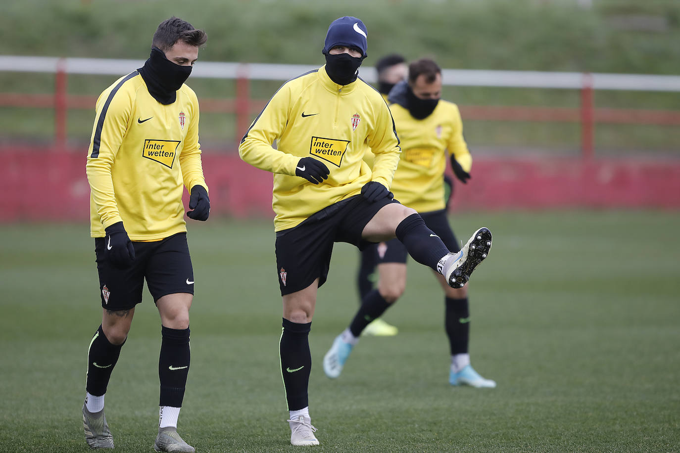 Catorce jugadores en el entrenamiento del Sporting