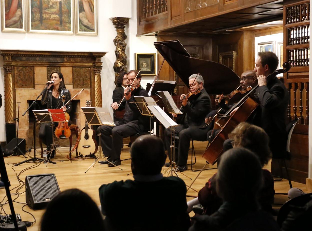 Cristina Gestido y su conjunto, durante el concierto que ofrecieron ayer en el museo gijonés. 