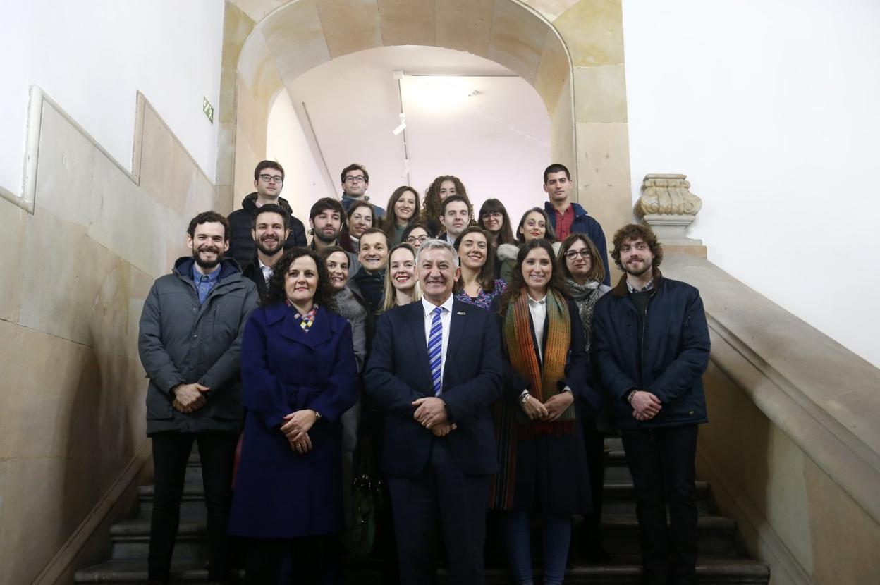 Los becados posan junto a Carmen Vilabrille, directora regional del Banco SabadellHerrero, y el rector, Santiago García Granda, en el Edificio Histórico de la Universidad de Oviedo. 