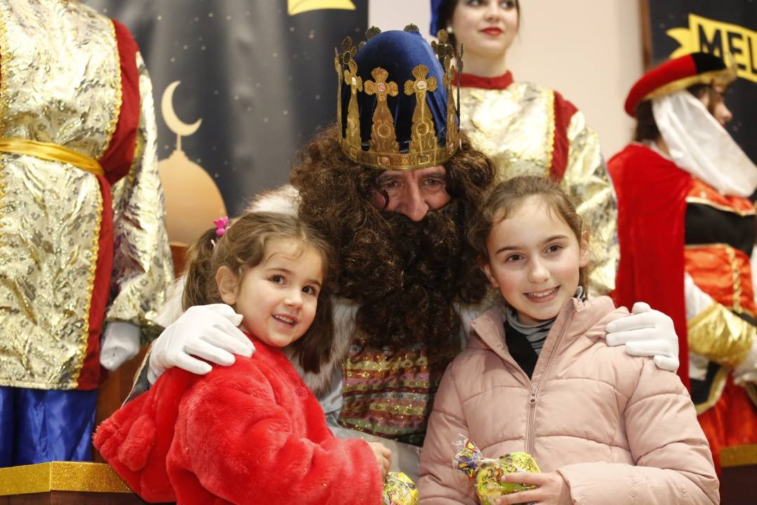 Los niños de El Coto, en Gijón, han recibido la visita anticipada de los Reyes Magos, a quienes han trasladado sus deseos para la gran noche del 5 de enero.