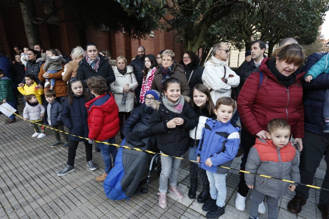 Los niños de El Coto, en Gijón, han recibido la visita anticipada de los Reyes Magos, a quienes han trasladado sus deseos para la gran noche del 5 de enero.