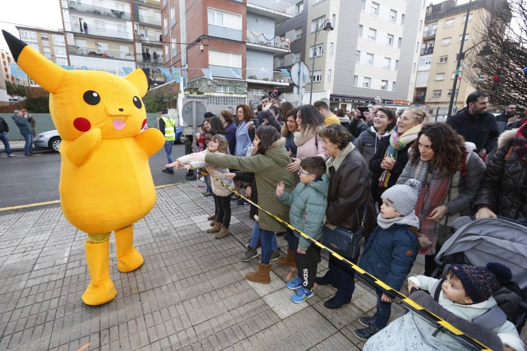 Los niños de El Coto, en Gijón, han recibido la visita anticipada de los Reyes Magos, a quienes han trasladado sus deseos para la gran noche del 5 de enero.