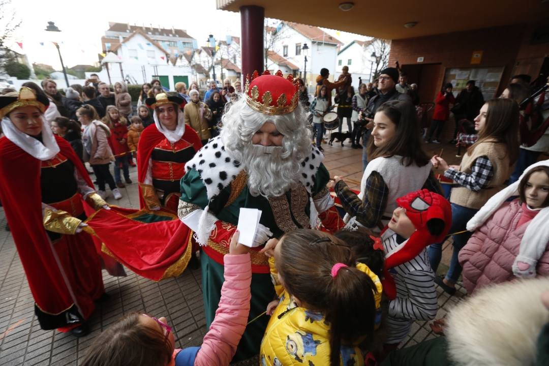 Los niños de El Coto, en Gijón, han recibido la visita anticipada de los Reyes Magos, a quienes han trasladado sus deseos para la gran noche del 5 de enero.