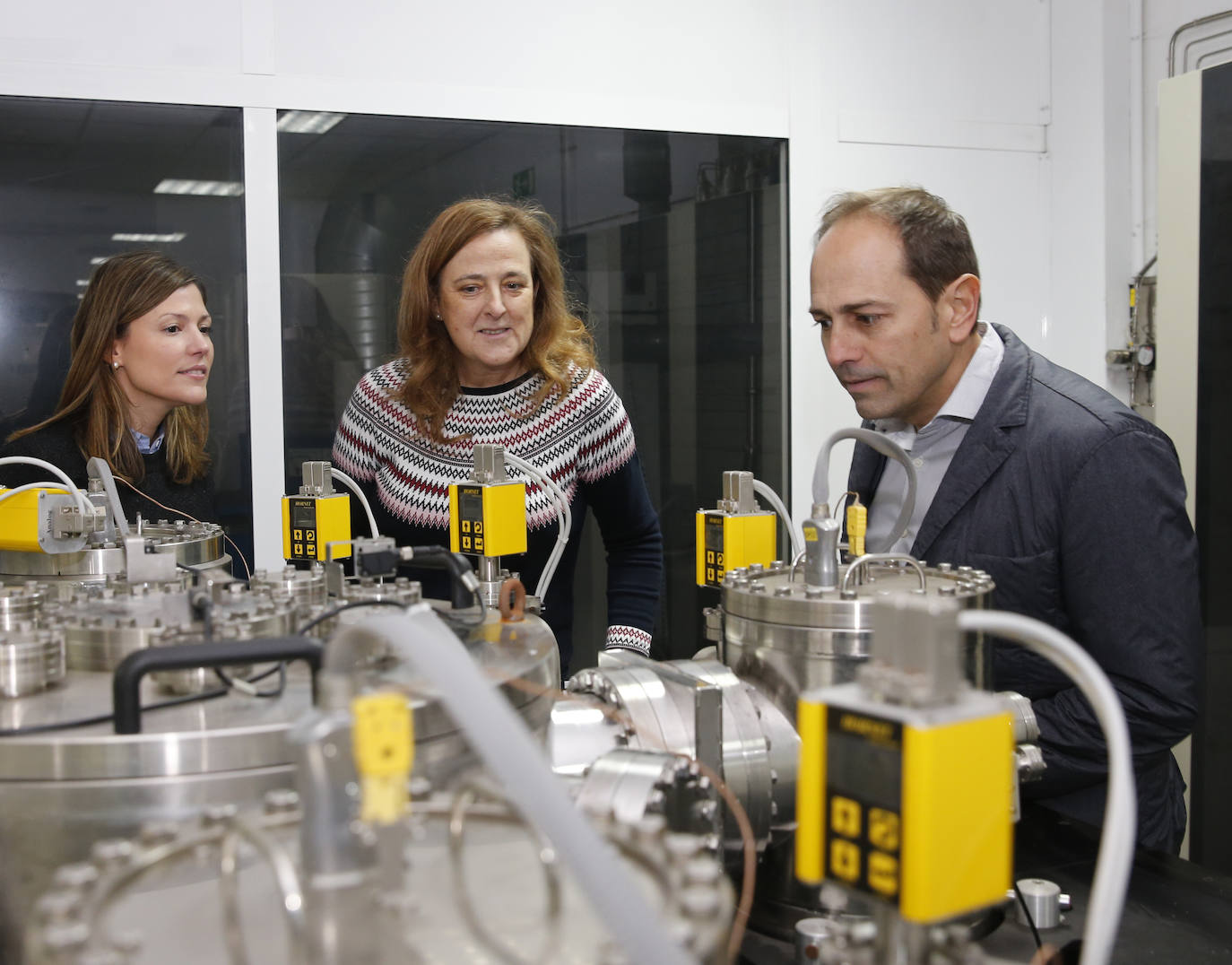 Ana Luisa Martínez, María Fe Menéndez y Ramón Bernardo de la Rúa en el Laboratorio de Superficies y Recubrimientos.