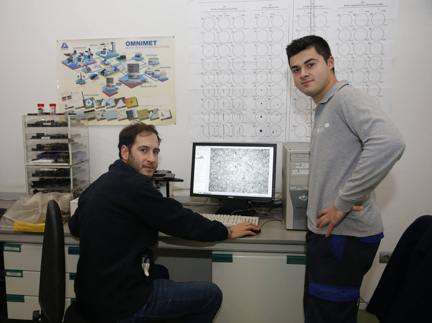 Miguel Varela y Damián Cueto en el Laboratorio de Microscopía Óptica.