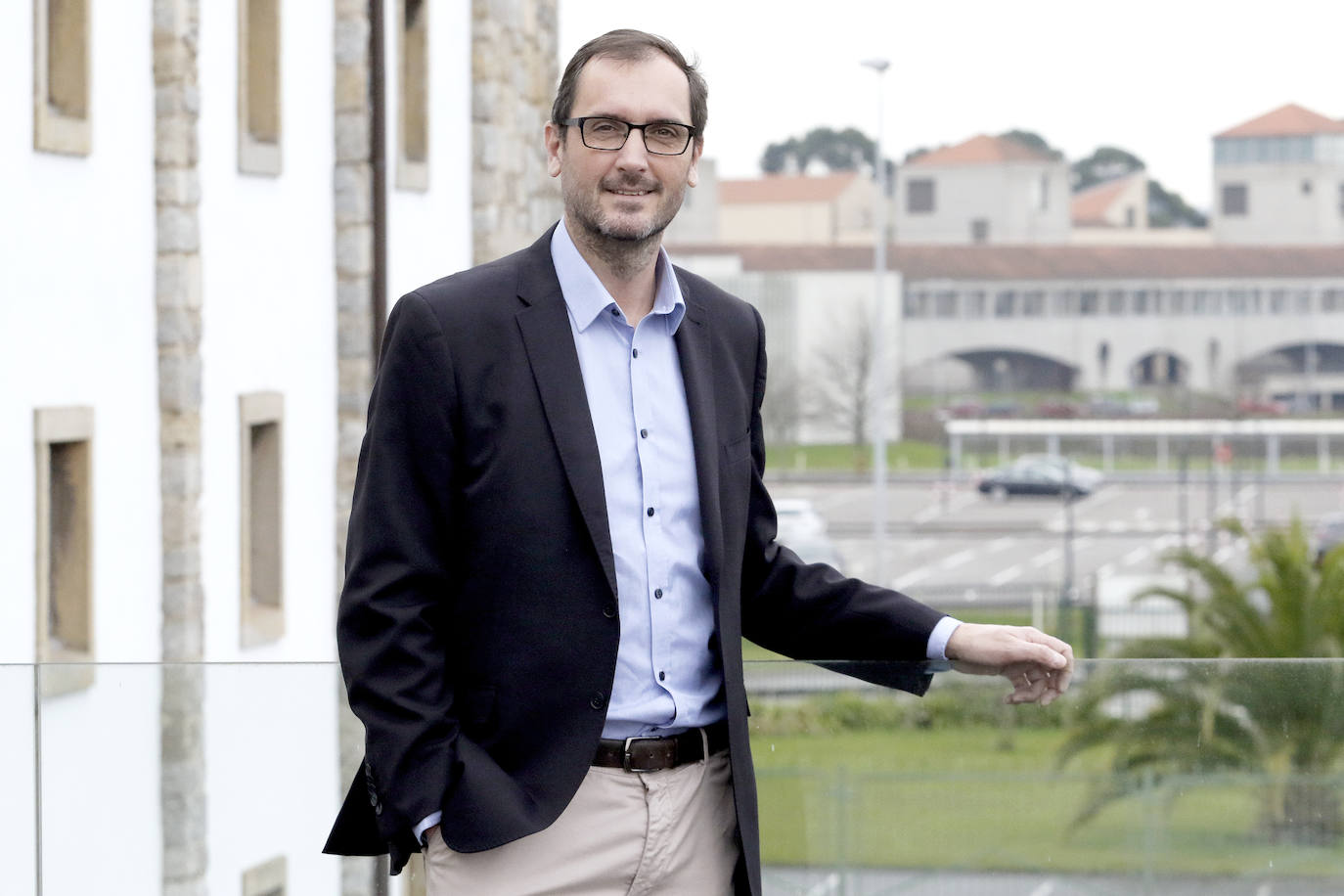 Íñigo Felgueroso, en el exterior de la sede de Gijón, en la Milla del Conocimiento.