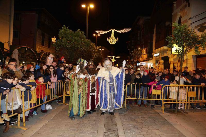 Los Reyes llegaron al oriente de Asturias: Amieva, Cabrales, Arriondas, Infiesto, Colombres, Panes, Ponga, Ribadesella, Villamayor, Cangas de Onís y Llanes cargados de buenos deseos. 