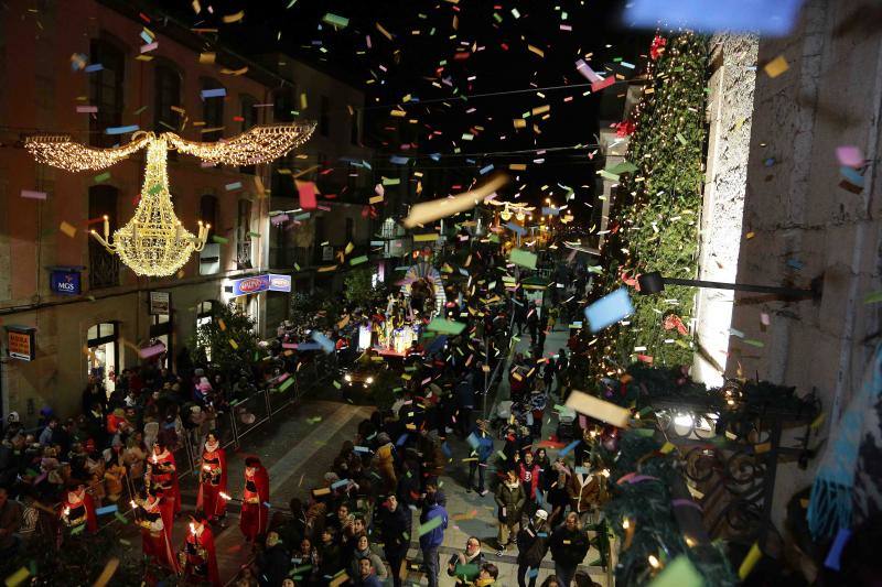 Los Reyes llegaron al oriente de Asturias: Amieva, Cabrales, Arriondas, Infiesto, Colombres, Panes, Ponga, Ribadesella, Villamayor, Cangas de Onís y Llanes cargados de buenos deseos. 