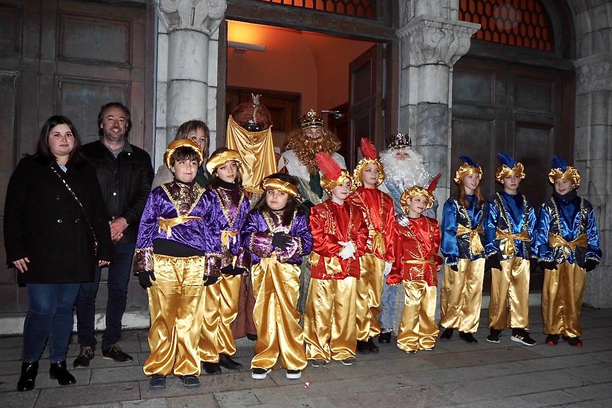 Los Reyes llegaron al oriente de Asturias: Amieva, Cabrales, Arriondas, Infiesto, Colombres, Panes, Ponga, Ribadesella, Villamayor, Cangas de Onís y Llanes cargados de buenos deseos. 