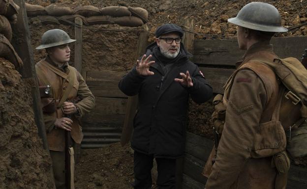 Sam Mendes da indicaciones a Charles Chapman y George MacKay durante el rodaje de '1917'.