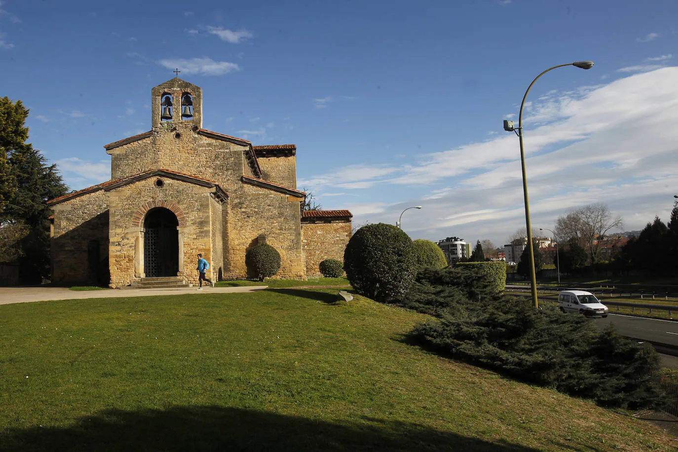 Imagen secundaria 2 - De arriba a abajo, de izquierda a derecha: Foncalada, para Lorenzo Arias la solución para este monumento, que está «muy deteriorado», sería encapsularlo; Santa Cristina de Lena, donde «las excavaciones perimetrales son necesarias, pero su principal problema es el tipo de piedra, que se «desescama» y San Julián de los Prados, donde urge restaurar las pinturas murales, y alejar la carretera de entrada a Oviedo que impacta en la cara sur del edificio. 