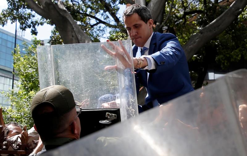 Fuerzas policiales han impedido la entrada a Juan Guaidó y otros diputados opositores a la Asamblea Nacional de Venezuela, que ha elegido como nuevo presidente a Luis Parra.