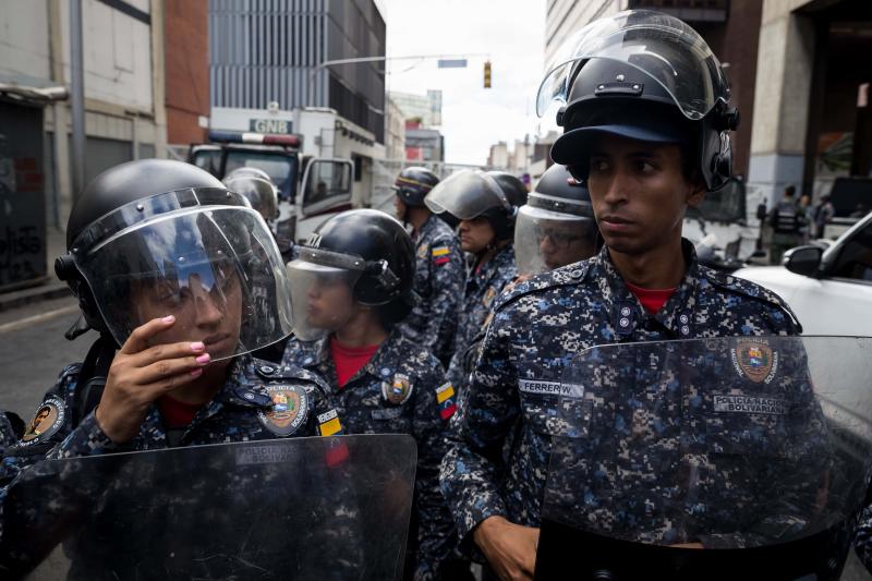 Fuerzas policiales han impedido la entrada a Juan Guaidó y otros diputados opositores a la Asamblea Nacional de Venezuela, que ha elegido como nuevo presidente a Luis Parra.