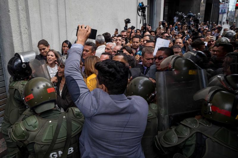 Fuerzas policiales han impedido la entrada a Juan Guaidó y otros diputados opositores a la Asamblea Nacional de Venezuela, que ha elegido como nuevo presidente a Luis Parra.