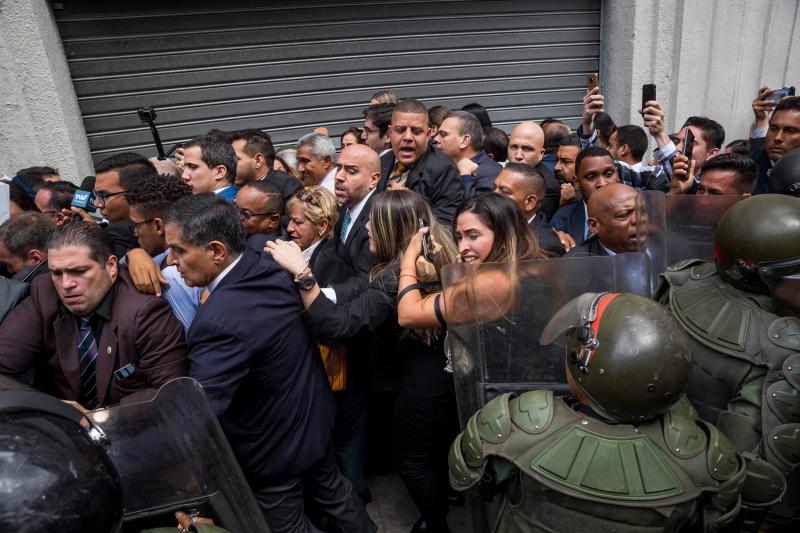 Fuerzas policiales han impedido la entrada a Juan Guaidó y otros diputados opositores a la Asamblea Nacional de Venezuela, que ha elegido como nuevo presidente a Luis Parra.