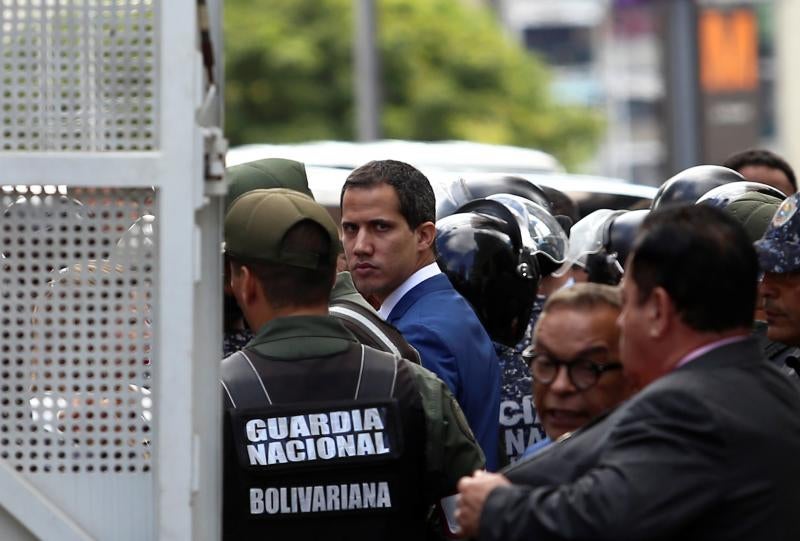 Fuerzas policiales han impedido la entrada a Juan Guaidó y otros diputados opositores a la Asamblea Nacional de Venezuela, que ha elegido como nuevo presidente a Luis Parra.