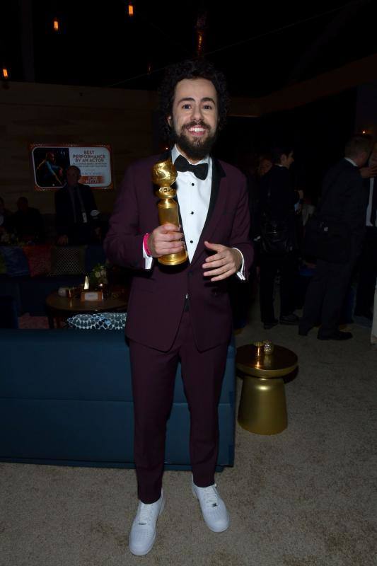 La alfombra roja de los Globos de Oro sigue siendo, después de la entrega de premios, el segundo gran foco mediático de la gala. Las estrellas desfilan sobre ella con modelos en los que la nada se deja a la casualidad. Vestidos cortos, largos, plumas, chaqués, sombreros, brillos y transparencias lucen tras los flases antes de protagonizar la crónica de color de la cita cinematográfica. A la interpretación de cada uno queda el calificativo que se otorga a las propuestas. 