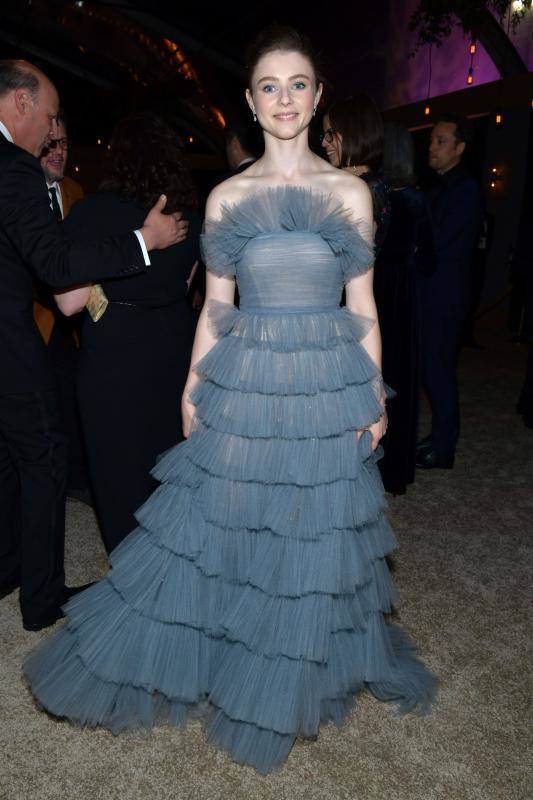 La alfombra roja de los Globos de Oro sigue siendo, después de la entrega de premios, el segundo gran foco mediático de la gala. Las estrellas desfilan sobre ella con modelos en los que la nada se deja a la casualidad. Vestidos cortos, largos, plumas, chaqués, sombreros, brillos y transparencias lucen tras los flases antes de protagonizar la crónica de color de la cita cinematográfica. A la interpretación de cada uno queda el calificativo que se otorga a las propuestas. 