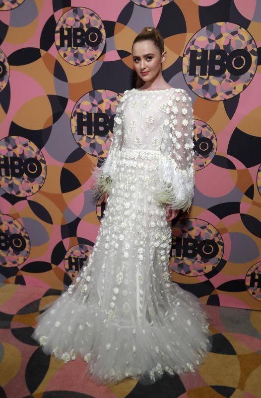 La alfombra roja de los Globos de Oro sigue siendo, después de la entrega de premios, el segundo gran foco mediático de la gala. Las estrellas desfilan sobre ella con modelos en los que la nada se deja a la casualidad. Vestidos cortos, largos, plumas, chaqués, sombreros, brillos y transparencias lucen tras los flases antes de protagonizar la crónica de color de la cita cinematográfica. A la interpretación de cada uno queda el calificativo que se otorga a las propuestas. 