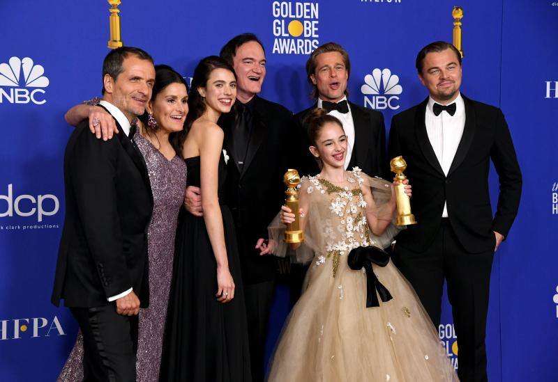 La alfombra roja de los Globos de Oro sigue siendo, después de la entrega de premios, el segundo gran foco mediático de la gala. Las estrellas desfilan sobre ella con modelos en los que la nada se deja a la casualidad. Vestidos cortos, largos, plumas, chaqués, sombreros, brillos y transparencias lucen tras los flases antes de protagonizar la crónica de color de la cita cinematográfica. A la interpretación de cada uno queda el calificativo que se otorga a las propuestas. 