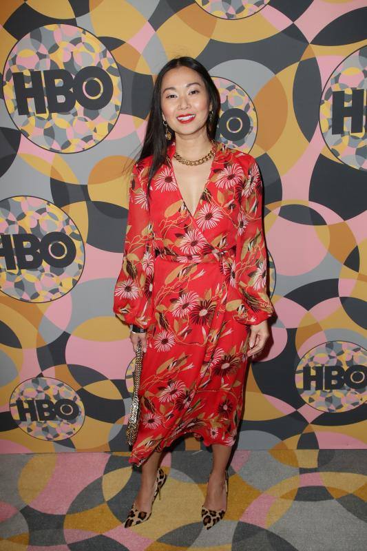 La alfombra roja de los Globos de Oro sigue siendo, después de la entrega de premios, el segundo gran foco mediático de la gala. Las estrellas desfilan sobre ella con modelos en los que la nada se deja a la casualidad. Vestidos cortos, largos, plumas, chaqués, sombreros, brillos y transparencias lucen tras los flases antes de protagonizar la crónica de color de la cita cinematográfica. A la interpretación de cada uno queda el calificativo que se otorga a las propuestas. 