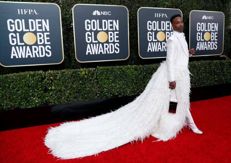 La alfombra roja de los Globos de Oro sigue siendo, después de la entrega de premios, el segundo gran foco mediático de la gala. Las estrellas desfilan sobre ella con modelos en los que la nada se deja a la casualidad. Vestidos cortos, largos, plumas, chaqués, sombreros, brillos y transparencias lucen tras los flases antes de protagonizar la crónica de color de la cita cinematográfica. A la interpretación de cada uno queda el calificativo que se otorga a las propuestas. 