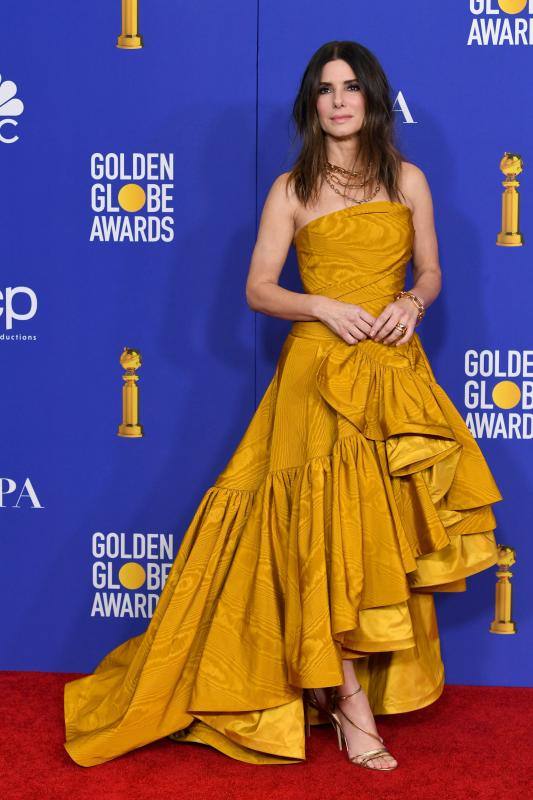 La alfombra roja de los Globos de Oro sigue siendo, después de la entrega de premios, el segundo gran foco mediático de la gala. Las estrellas desfilan sobre ella con modelos en los que la nada se deja a la casualidad. Vestidos cortos, largos, plumas, chaqués, sombreros, brillos y transparencias lucen tras los flases antes de protagonizar la crónica de color de la cita cinematográfica. A la interpretación de cada uno queda el calificativo que se otorga a las propuestas. 