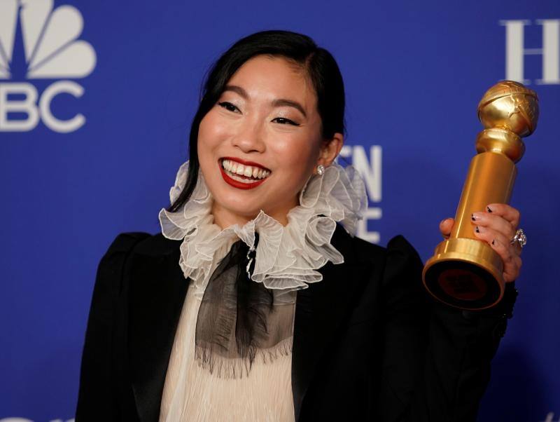 La alfombra roja de los Globos de Oro sigue siendo, después de la entrega de premios, el segundo gran foco mediático de la gala. Las estrellas desfilan sobre ella con modelos en los que la nada se deja a la casualidad. Vestidos cortos, largos, plumas, chaqués, sombreros, brillos y transparencias lucen tras los flases antes de protagonizar la crónica de color de la cita cinematográfica. A la interpretación de cada uno queda el calificativo que se otorga a las propuestas. 