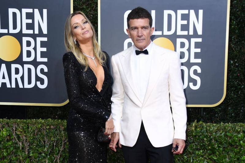 La alfombra roja de los Globos de Oro sigue siendo, después de la entrega de premios, el segundo gran foco mediático de la gala. Las estrellas desfilan sobre ella con modelos en los que la nada se deja a la casualidad. Vestidos cortos, largos, plumas, chaqués, sombreros, brillos y transparencias lucen tras los flases antes de protagonizar la crónica de color de la cita cinematográfica. A la interpretación de cada uno queda el calificativo que se otorga a las propuestas. 